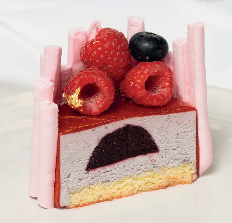 Entremets aux fruits rouges garni de framboises et de myrtilles