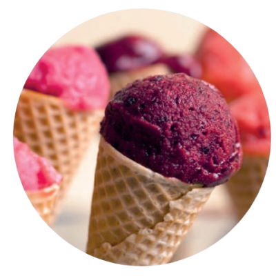 Glace au cassis servie en cornet