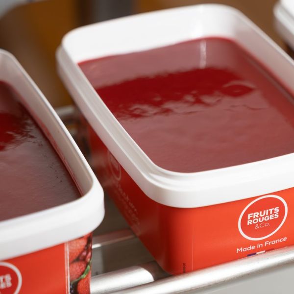 Barquettes de purée de fruits surgelée en sortie de ligne