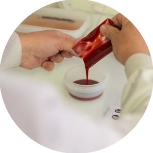 Coulis de fruits versé en laboratoire